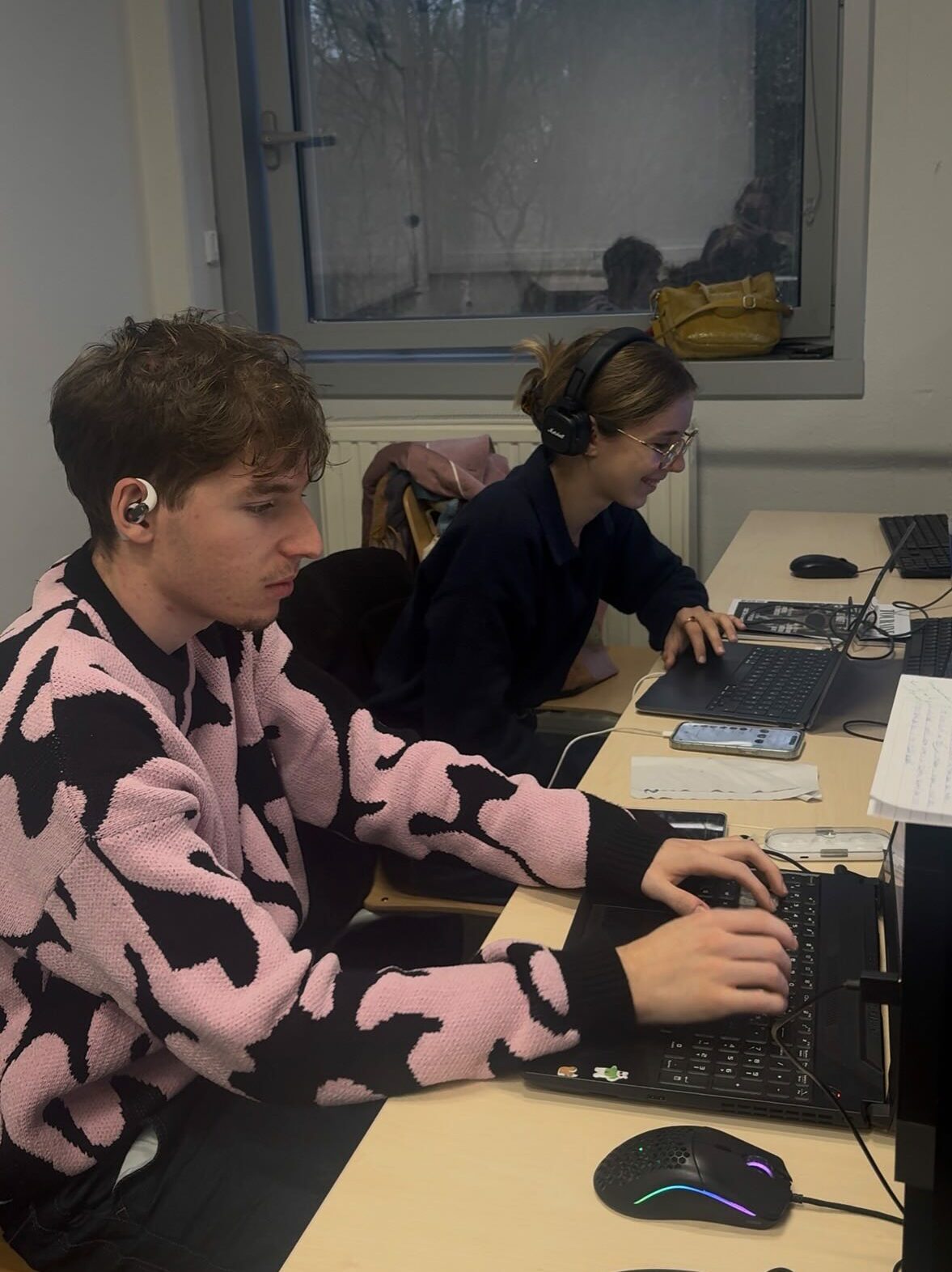 Photo d'étudiants qui travaillent